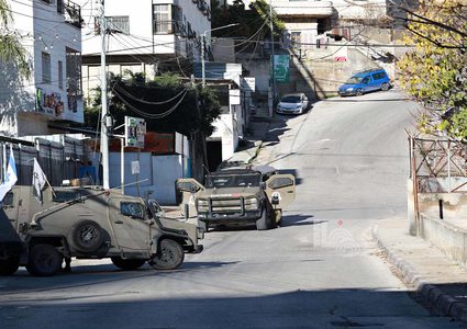 منذ ساعات الفجر.. قوات الاحتلال تواصل اقتحام مدينة نابلس وتحاصرة أحد أحياء البلدة القديمة، وسط انتشار عسكري مكثف.