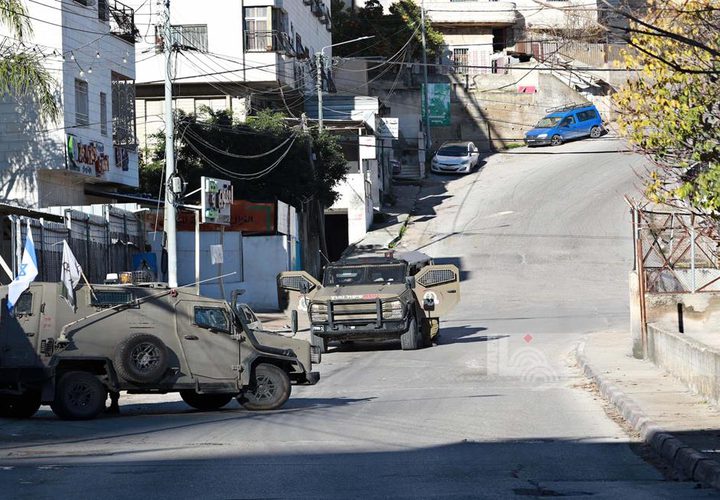 منذ ساعات الفجر.. قوات الاحتلال تواصل اقتحام مدينة نابلس وتحاصرة أحد أحياء البلدة القديمة، وسط انتشار عسكري مكثف.