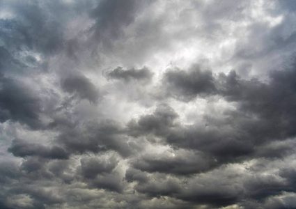 حالة الطقس: انخفاض درجات الحرارة ومنخفض جوي يبدأ مساءً