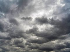 حالة الطقس: انخفاض درجات الحرارة ومنخفض جوي يبدأ مساءً