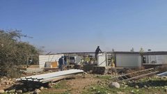 عائلات من شلال العوجا تفكك مساكنها قسرًا تحت ضغط اعتداءات المستوطنين