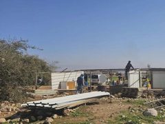 عائلات من شلال العوجا تفكك مساكنها قسرًا تحت ضغط اعتداءات المستوطنين