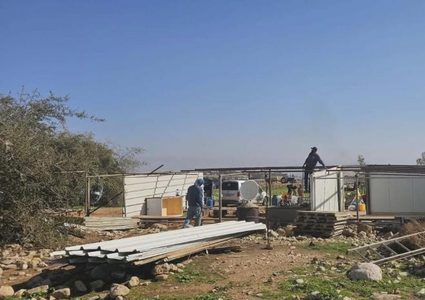 عائلات من شلال العوجا تفكك مساكنها قسرًا تحت ضغط اعتداءات المستوطنين