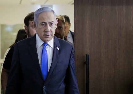 غانتس من الكنيست يدعو الشرطة إلى التحقيق مع نتنياهو في قضية "قطر-غيت"