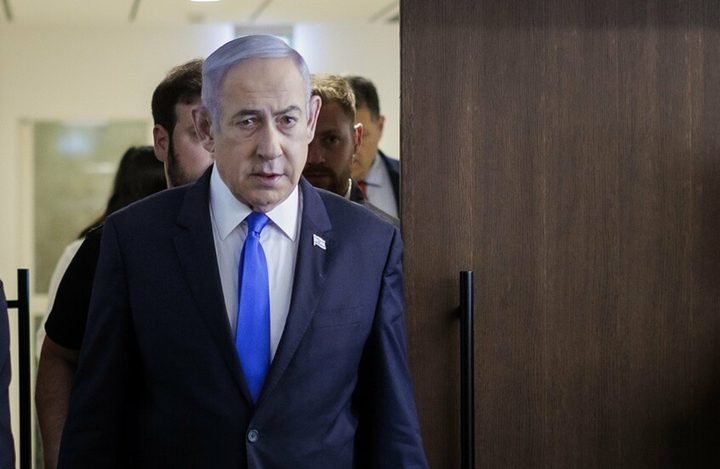 غانتس من الكنيست يدعو الشرطة إلى التحقيق مع نتنياهو في قضية "قطر-غيت"