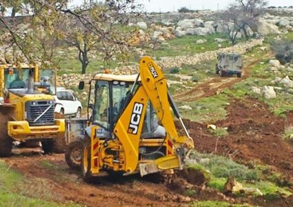 مستوطنون يواصلون أعمال التجريف في أراضي قصرة جنوب نابلس