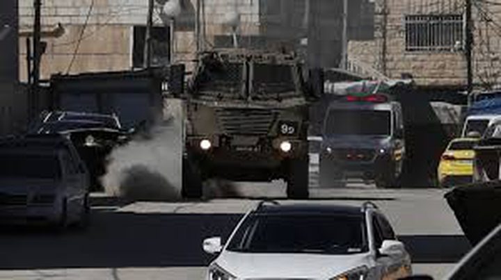 الاحتلال يتسبب بإعطاب إطارات مركبات شمال رام الله ويغلق حاجز عطارة