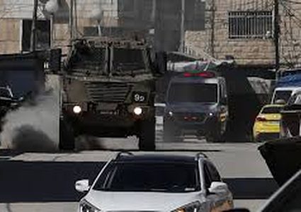 الاحتلال يتسبب بإعطاب إطارات مركبات شمال رام الله ويغلق حاجز عطارة