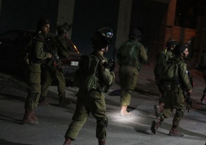 الاحتلال يقتحم مخيم شعفاط شمال القدس ويشن حملات دهم وتفتيش