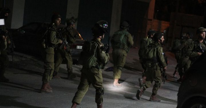 الاحتلال يقتحم مخيم شعفاط شمال القدس ويشن حملات دهم وتفتيش