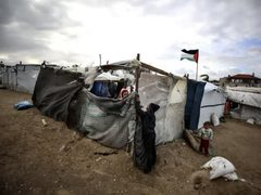 غزة تواجهه المنخفض الجوي: 127 ألف خيمة غير صالحة وندرة التدفئة