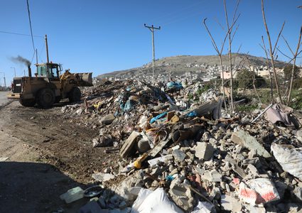 بلدية نابلس ترفع مخلفات البناء على شارع بيت فوريك–دوار عزموط وتحذّر من المخالفات