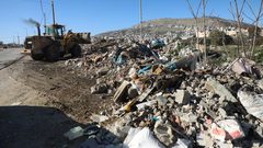 بلدية نابلس ترفع مخلفات البناء على شارع بيت فوريك–دوار عزموط وتحذّر من المخالفات