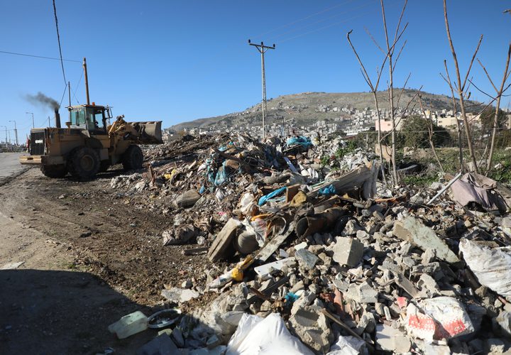 بلدية نابلس ترفع مخلفات البناء على شارع بيت فوريك–دوار عزموط وتحذّر من المخالفات