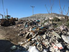 بلدية نابلس ترفع مخلفات البناء على شارع بيت فوريك–دوار عزموط وتحذّر من المخالفات