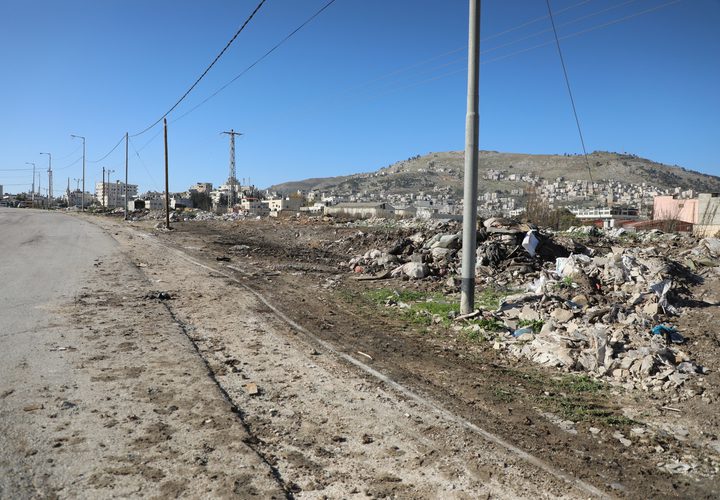 بلدية نابلس ترفع مخلفات البناء على شارع بيت فوريك–دوار عزموط وتحذّر من المخالفات