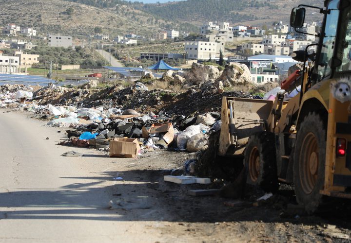 بلدية نابلس ترفع مخلفات البناء على شارع بيت فوريك–دوار عزموط وتحذّر من المخالفات