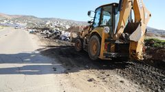 بلدية نابلس ترفع مخلفات البناء على شارع بيت فوريك–دوار عزموط وتحذّر من المخالفات