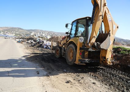 بلدية نابلس ترفع مخلفات البناء على شارع بيت فوريك–دوار عزموط وتحذّر من المخالفات