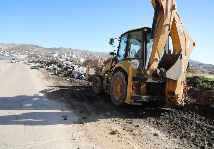 بلدية نابلس ترفع مخلفات البناء على شارع بيت فوريك–دوار عزموط وتحذّر من المخالفات