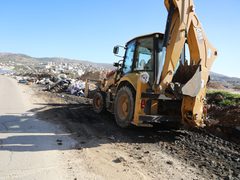 بلدية نابلس ترفع مخلفات البناء على شارع بيت فوريك–دوار عزموط وتحذّر من المخالفات