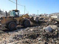 بلدية نابلس ترفع مخلفات البناء على شارع بيت فوريك–دوار عزموط وتحذّر من المخالفات