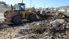 بلدية نابلس ترفع مخلفات البناء على شارع بيت فوريك–دوار عزموط وتحذّر من المخالفات