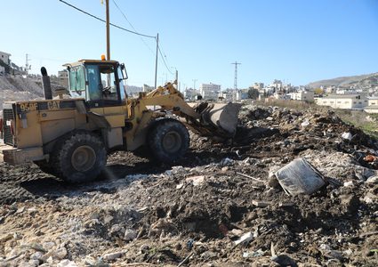 بلدية نابلس ترفع مخلفات البناء على شارع بيت فوريك–دوار عزموط وتحذّر من المخالفات