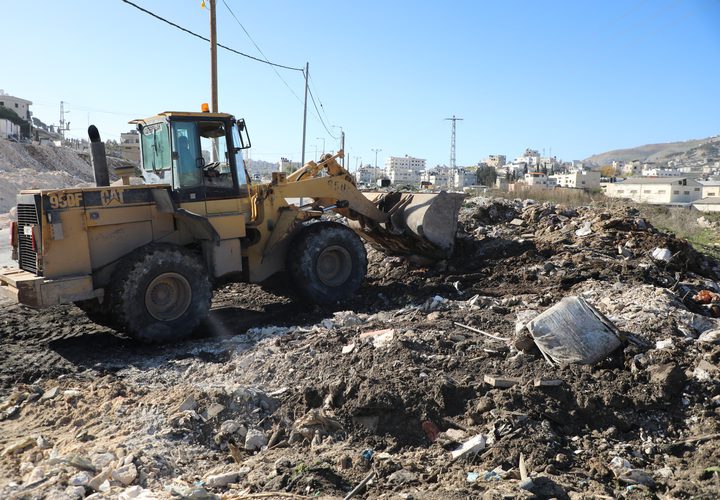 بلدية نابلس ترفع مخلفات البناء على شارع بيت فوريك–دوار عزموط وتحذّر من المخالفات