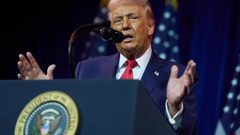 ترمب يعلن فرض رسوم جمركية فورية بـ25% على شركاء إيران التجاريين