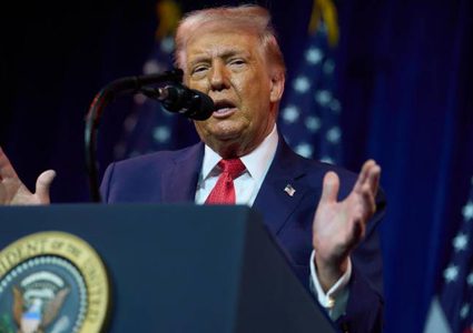 ترمب يعلن فرض رسوم جمركية فورية بـ25% على شركاء إيران التجاريين