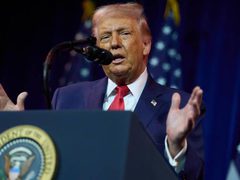 ترمب يعلن فرض رسوم جمركية فورية بـ25% على شركاء إيران التجاريين