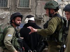 الاحتلال يعتقل 28 مواطنًا من الضفة والقدس بينهم مريض سرطان وأسرى محررون