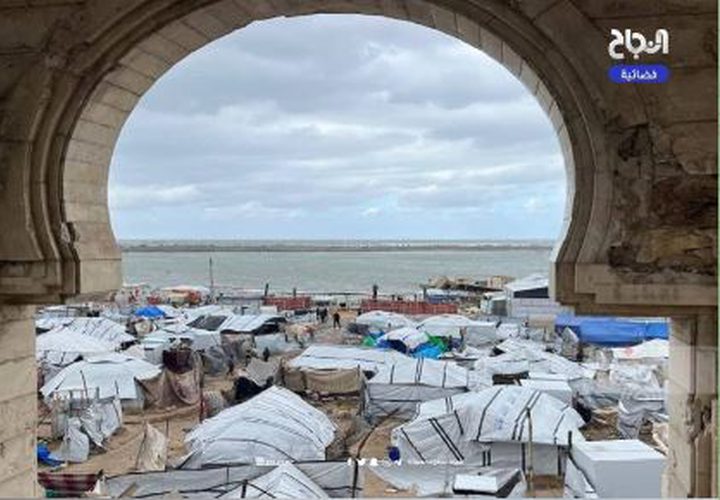 أوضاع قاسية جدا يعيشها النازحون في ميناء غزة غرب المدينة، بسبب المنخفض الجوي.