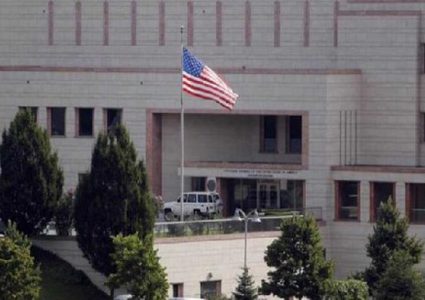 سفارة أمريكا في السعودية تحضّ موظفيها على توخي مزيد من الحذر