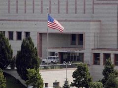 سفارة أمريكا في السعودية تحضّ موظفيها على توخي مزيد من الحذر