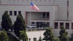 سفارة أمريكا في السعودية تحضّ موظفيها على توخي مزيد من الحذر
