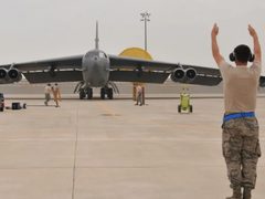 تقرير: أوامر للقوات الأمريكية بمغادرة قاعدة العديد بقطر