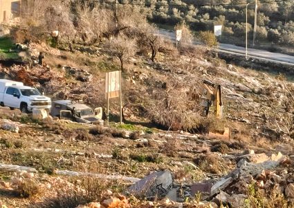 قوات الاحتلال تجرف كروم زيتون في قرية قلنديا شمال القدس