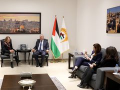 الشيخ يبحث مع النرويج المستجدات الراهنة ويؤكد أهمية حماية الشعب الفلسطيني