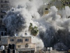 الاحتلال يهدم منزل عائلة الشهيد عمران الاطرش من الخليل