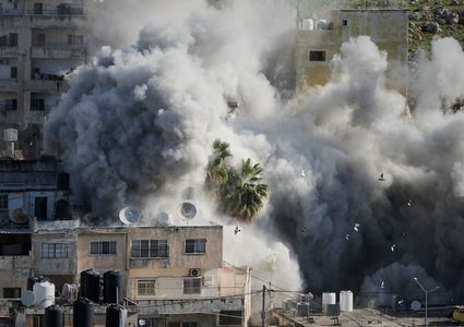 الاحتلال يهدم منزل عائلة الشهيد عمران الاطرش من الخليل