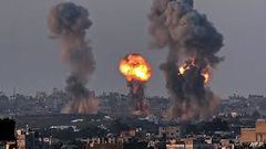 شهداء ومصابون بقصف الاحتلال منزلين في دير البلح وسط قطاع غزة