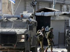 إصابة مواطن بشظايا الرصاص وقوات الاحتلال تقتحم إذنا وبيت أمر والظاهرية والعروب