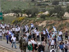 مستوطنون يقتحمون بيتا وحوارة جنوب نابلس