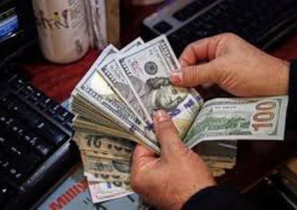 نقابات عمال فلسطين تطالب بتثبيت سعر الصرف للعاملين في البنوك والتأمين