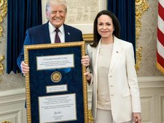 ماتشادو تهدي ترامب جائزة "نوبل للسلام" خلال لقائهما في البيت الأبيض