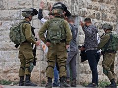 الاحتلال يعتقل مواطنين من الخليل