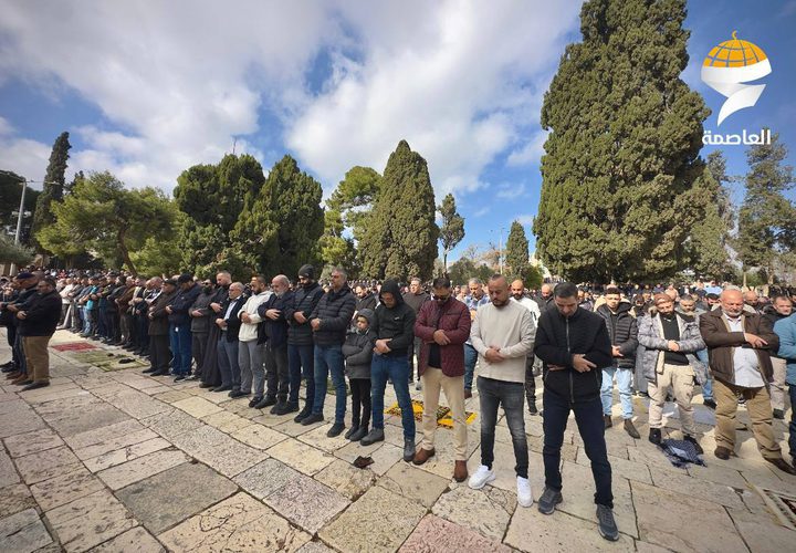 الآلاف يؤدون صلاة الجمعة في المسجد الأقصى