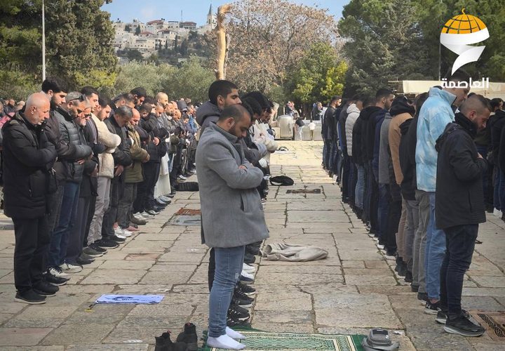 الآلاف يؤدون صلاة الجمعة في المسجد الأقصى